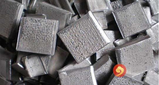 5月期鎳連續(xù)第三個月下跌，周四觸及去年6月來最低水準每噸8,810美元，今年迄今下跌12%，是跌幅最大的主要基本金屬。